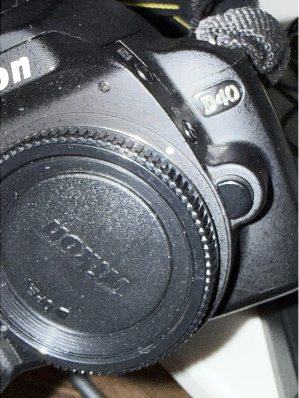 Nikon D40 Digital SLR Camera Body Only  W/battery , Charger , Bundle ( Read)